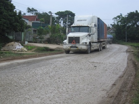 Những chiếc xe cỡ lớn cày nát quốc lộ.