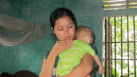 Căn bệnh tim hành hạ làm bé khó ngủ, mẹ phải bồng bế trên tay cả ngày cho bé ngủ tròn giấc hơn.