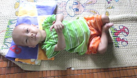 Căn bệnh tim hành hạ làm bé khó ngủ, mẹ phải bồng bế trên tay cả ngày cho bé ngủ tròn giấc hơn.