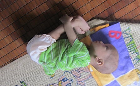 Căn bệnh tim hành hạ làm bé khó ngủ, mẹ phải bồng bế trên tay cả ngày cho bé ngủ tròn giấc hơn.