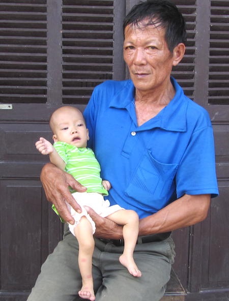 Ông nội ốm đau quanh năm suốt tháng chẳng thể giúp đỡ cho cháu gái đi chữa bệnh.