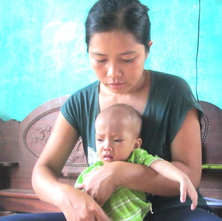 Người mẹ xót xa mỗi ngày cứ nhìn thấy con quằn quại trong căn bệnh.