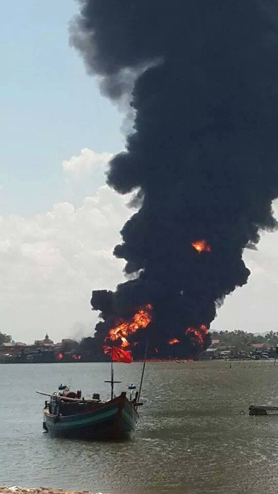 Chiếc tàu chở dầu bốc cháy dữ dội...