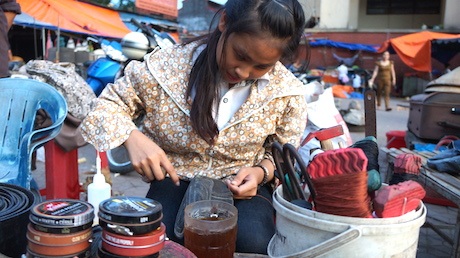 Học bổng Việt Kiều Pháp đến với em Ngô Thị Lợi năm học cuối - 3 Để viết tiếp ước mơ, em Lợi sẽ cùng mẹ hành nghề khâu giày dép ở chợ Vinh.