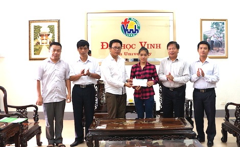 Hơn 20 triệu đồng đến với nữ sinh bố bỏ đi, mẹ đau yếu - 3 PV Dân trí cùng với lãnh đạo Trường ĐH Vinh trao quà đến em Lê Thị Mai.