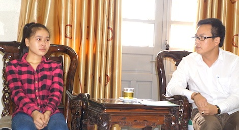 Hơn 20 triệu đồng đến với nữ sinh bố bỏ đi, mẹ đau yếu - 2 PV Dân trí trao đổi cùng em Lê Thị Mai tại buổi trao quà.