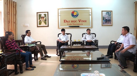 Hơn 20 triệu đồng đến với nữ sinh bố bỏ đi, mẹ đau yếu - 1 Lãnh đạo Trường ĐH Vinh và PV Dân trí đã chia sẻ cùng em Lê Thị Mai tại buổi trao quà.