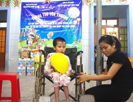 Đại diện một em bé khuyết tật hát bài hát trong buổi trung thu.