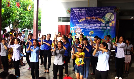 Đại diện một em bé khuyết tật hát bài hát trong buổi trung thu.