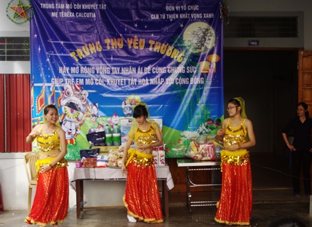 Những tiết mục văn nghệ mang lại những tiếng cười cho các em.