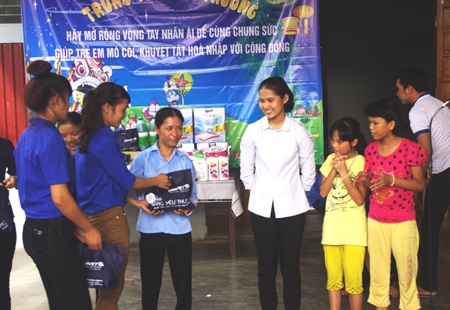 Đại diện một em bé khuyết tật hát bài hát trong buổi trung thu.