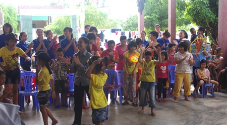 Sau màn phá cỗ, các em cùng tình nguyện viên múa hát chào mừng trung thu.