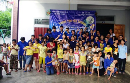 Sau màn phá cỗ, các em cùng tình nguyện viên múa hát chào mừng trung thu.