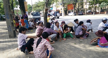 Các phụ huynh, học sinh ngồi trước cổng Sở GD-ĐT Nghệ An.