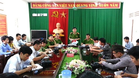 Vụ cháu bé 14 tuổi bị hành hạ dã man: Nghi can ra tay vì... tức giận?! - 1 Toàn cảnh buổi họp báo.