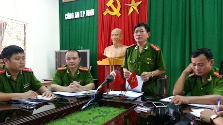 Vụ cháu bé 14 tuổi bị hành hạ dã man: Nghi can ra tay vì... tức giận?! - 2 Toàn cảnh buổi họp báo.
