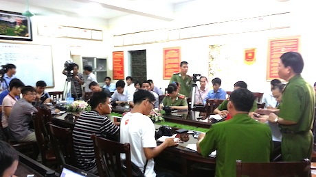 Vụ cháu bé 14 tuổi bị hành hạ dã man: Nghi can ra tay vì... tức giận?! - 3 Buổi họp báo có sự tham dự của hơn 30 báo trung ương và địa phương.