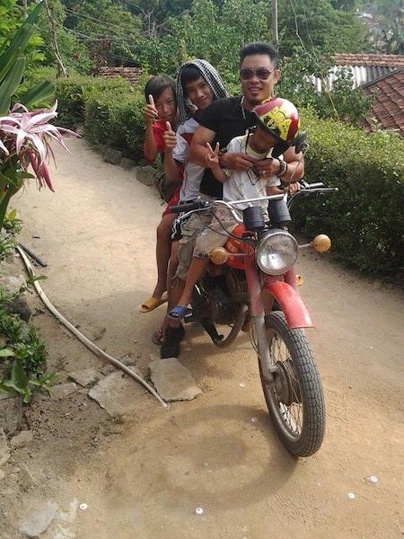Gặp chàng trai xuyên Việt vì biển đảo quê hương - 2 Phong Việt cùng với các em nhỏ tại Quảng Ngãi.