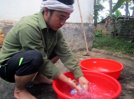 Tranh thủ những phút hiếm hoi các con yên giấc anh Mạnh lại giặt từng tấm tã lót cho các con.