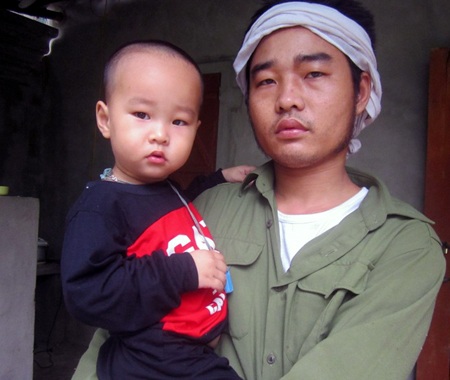 Tranh thủ những phút hiếm hoi các con yên giấc anh Mạnh lại giặt từng tấm tã lót cho các con.