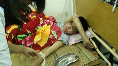 Cháu Tú vẫn đang được điều trị tại bệnh viện đa khoa tỉnh Nghệ An.