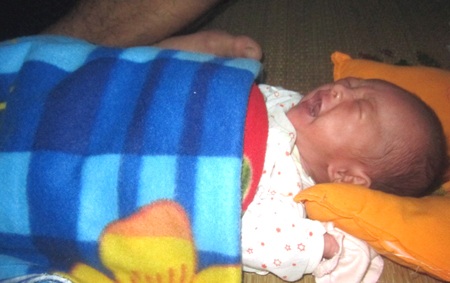 Tranh thủ những phút hiếm hoi các con yên giấc anh Mạnh lại giặt từng tấm tã lót cho các con.