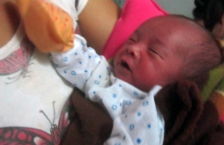 Tranh thủ những phút hiếm hoi các con yên giấc anh Mạnh lại giặt từng tấm tã lót cho các con.