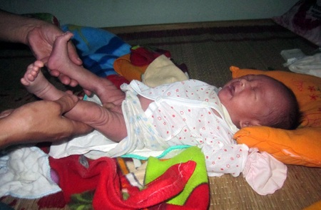 Tranh thủ những phút hiếm hoi các con yên giấc anh Mạnh lại giặt từng tấm tã lót cho các con.