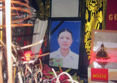 Anh Mạnh cùng đứa con đầu trước căn nhà tạm bợ của mình.