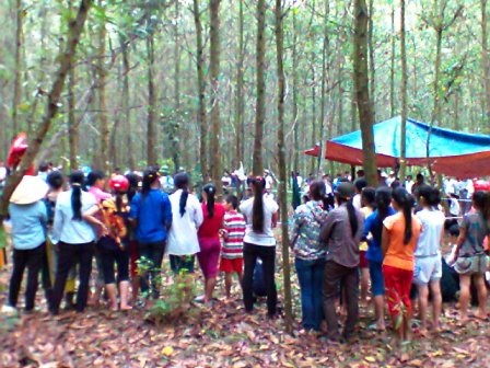 Hàng trăm người dân xã Quang Thành kéo đến xem vụ việc đau lòng.