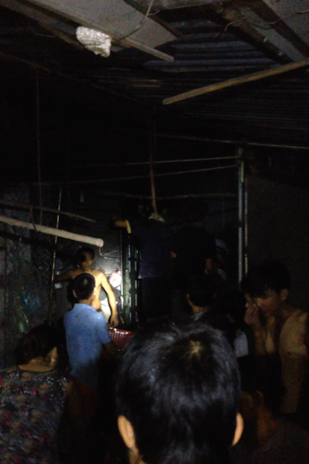 Lực lượng bộ đội, công an và người dân tham gia dập lửa trong đêm khi mất điện.