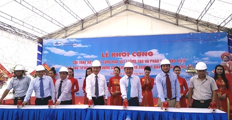 Các đại biểu dự lễ ấn nút khởi công. 