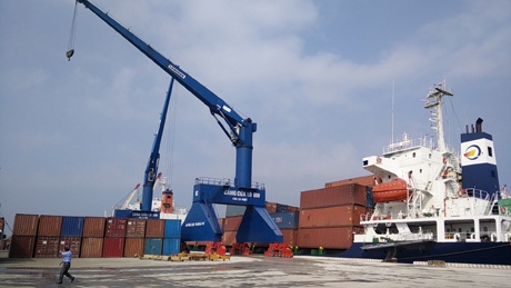 Hiện nay có rất nhiều tàu lớn vào cảng Cửa Lò ngày một tăng lên và nhộn nhịp hơn.