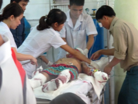 Ủy ban An toàn giao thông Quốc gia đề nghị làm rõ vụ nổ trên xe khách - 2 Hiện cả 3 nạn nhân đang được điều trị tại bệnh viện Chấn thương chỉnh hình Nghệ An.