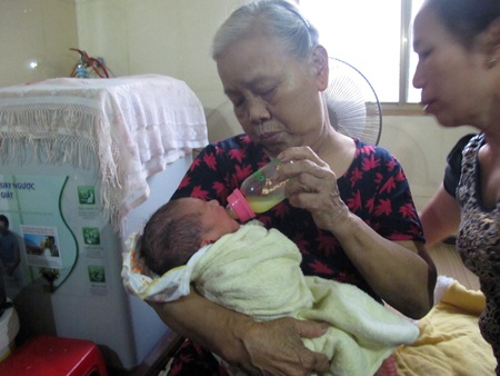 Bé trai bị bỏ rơi đã về với mái ấm của Trung tâm công tác xã hội Nghệ An - 2 Bà Phương - người đã phát hiện ra cháu bé bị bỏ rơi trước cổng nhà mình, chăm sóc cháu bé.