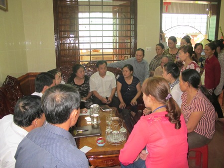 Cụ Võ Thị Phương chỉ nơi đã phát hiện cháu bé được người lạ để trước cổng nhà mình.