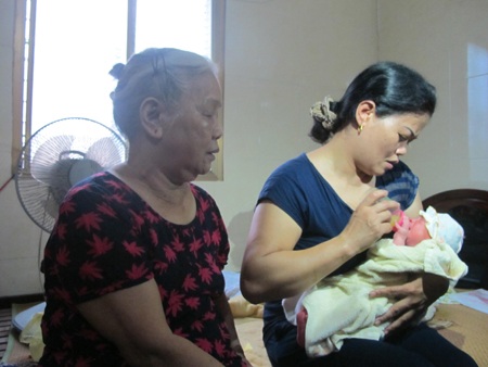  Có lẽ người mẹ cháu bé không cho cháu ăn nên cháu bé rất đói.