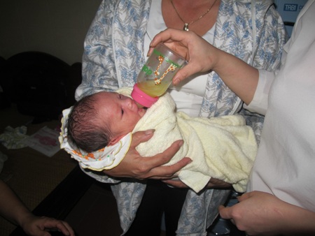  Có lẽ người mẹ cháu bé không cho cháu ăn nên cháu bé rất đói.