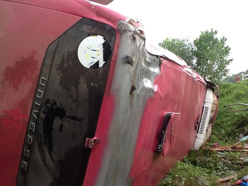 Chiếc xe lao từ bên này đường sang bên kia đường và lật nghiêng làm 3 người chết.