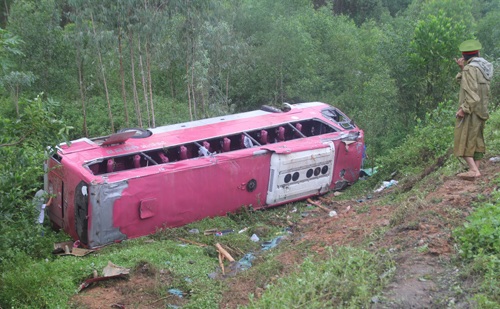 Hiện trường vụ tai nạn lúc 4h15p làm 3 người chết.