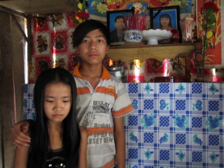 Người phụ nữ bệnh tật nuôi 2 cháu mồ côi - 3 Hai anh em Thắng - Thùy bố mẹ mất nhưng học rất giỏi.