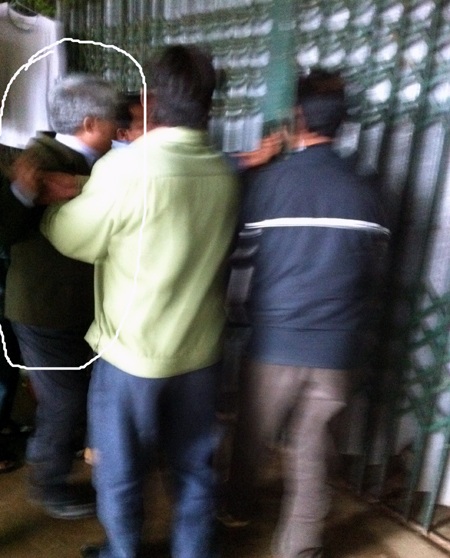 Sửng sốt xem cảnh phó công an xã chĩa súng vào người dân  - 2