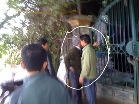 Sửng sốt xem cảnh phó công an xã chĩa súng vào người dân  - 3