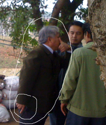 Sửng sốt xem cảnh phó công an xã chĩa súng vào người dân  - 5