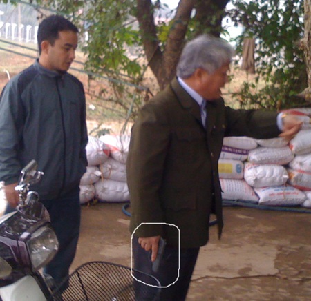 Sửng sốt xem cảnh phó công an xã chĩa súng vào người dân  - 6