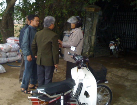 Sửng sốt xem cảnh phó công an xã chĩa súng vào người dân  - 1