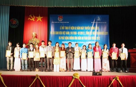 ĐH Vinh trao thưởng 62 gương mặt “Sao tháng Giêng” - 1