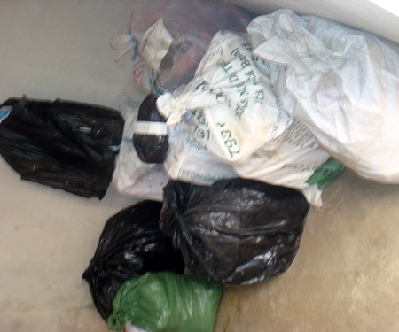 Giấu pháo nổ dưới giường ngủ - 1