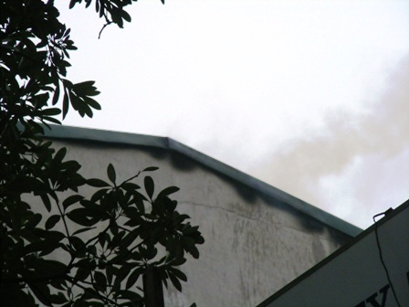 Cháy cửa hàng gia dụng, hàng trăm người náo loạn - 1