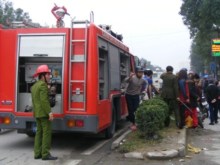 Cháy cửa hàng gia dụng, hàng trăm người náo loạn - 5